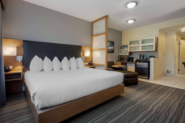 Room 11 of 32